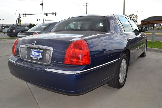 Lincoln Town Car 2010 photo 2