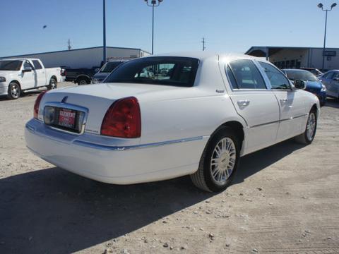 Lincoln Town Car 2010 photo 3