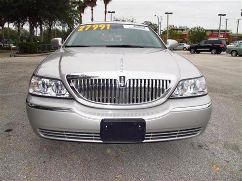 Lincoln Town Car 2010 photo 1