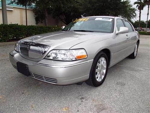 Lincoln Town Car 2010 photo 2