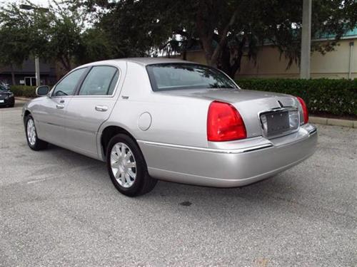 Lincoln Town Car 2010 photo 4