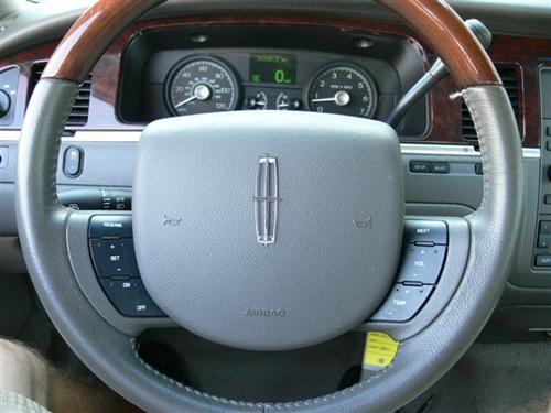 Lincoln Town Car 2010 photo 1