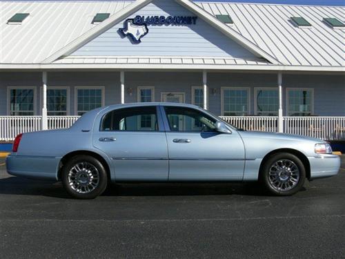 Lincoln Town Car 2010 photo 3