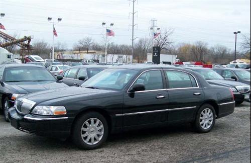 Lincoln Town Car 2010 photo 3