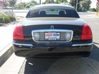 Lincoln Town Car 2010 photo 3