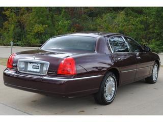 Lincoln Town Car 2010 photo 1