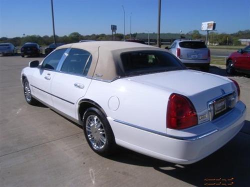 Lincoln Town Car 2010 photo 2