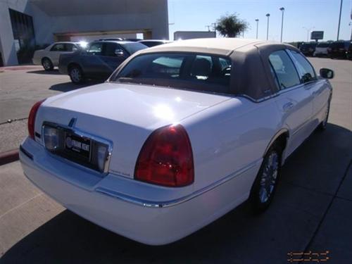 Lincoln Town Car 2010 photo 3