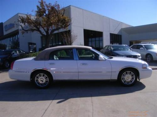 Lincoln Town Car 2010 photo 4