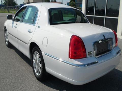 Lincoln Town Car 2010 photo 1