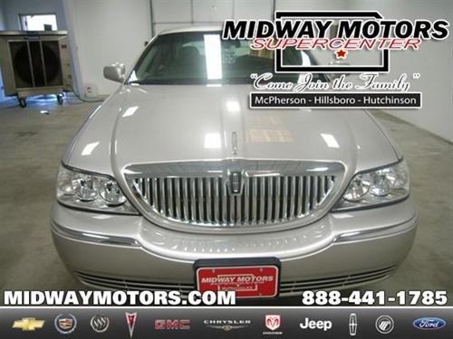 Lincoln Town Car 2010 photo 2