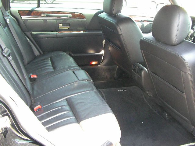 Lincoln Town Car 2010 photo 7