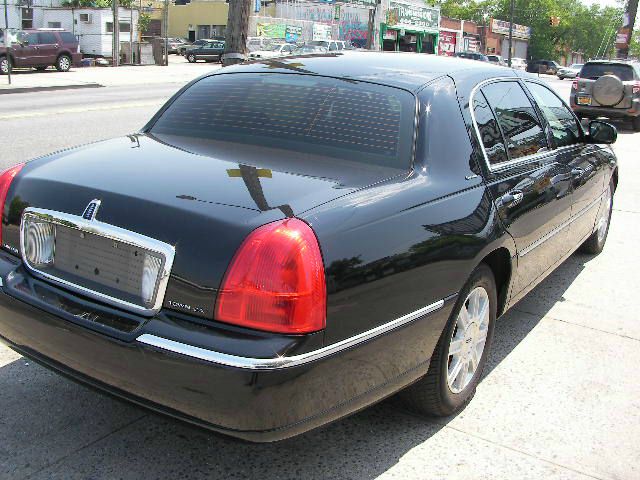 Lincoln Town Car 2010 photo 8