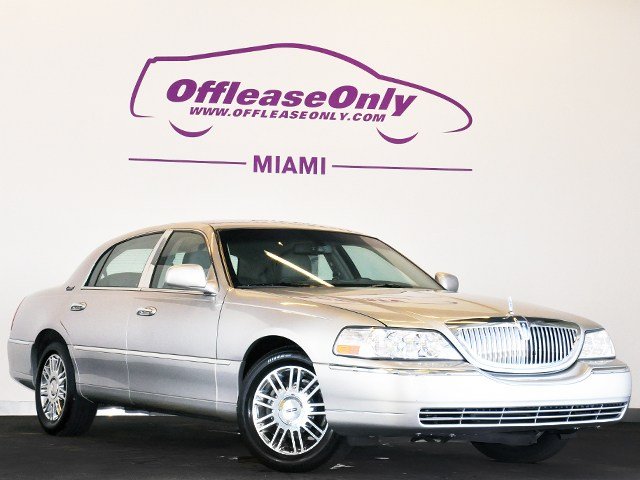 Lincoln Town Car 2010 photo 2