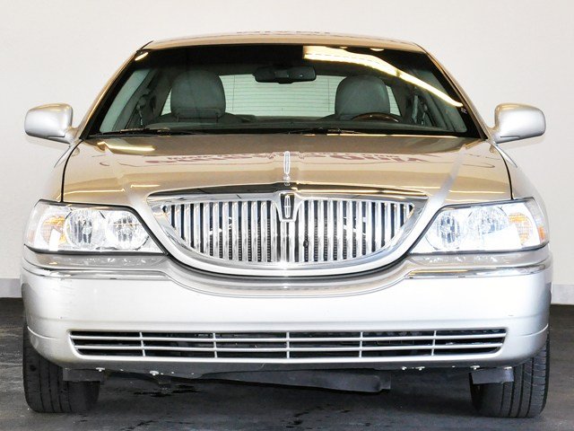 Lincoln Town Car 2010 photo 1