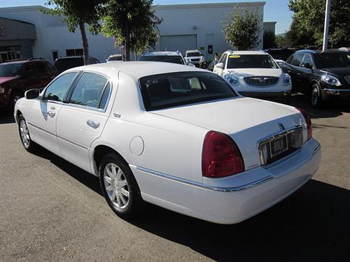 Lincoln Town Car 2010 photo 1