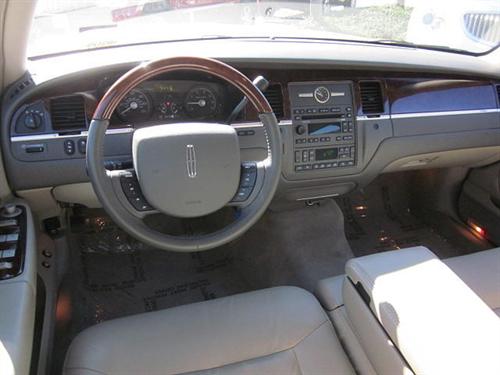 Lincoln Town Car 2010 photo 3