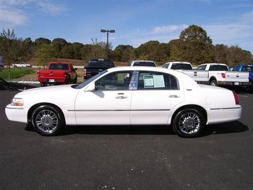 Lincoln Town Car 2010 photo 2