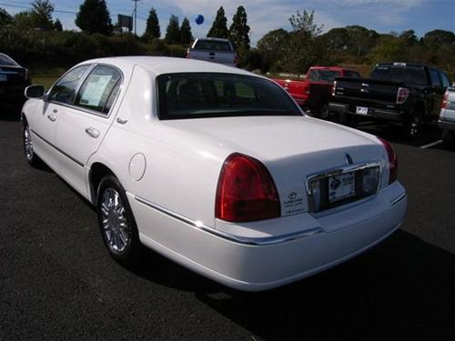 Lincoln Town Car 2010 photo 3