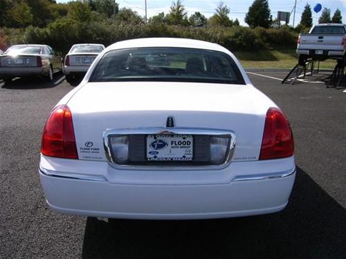 Lincoln Town Car 2010 photo 4