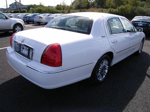 Lincoln Town Car 2010 photo 5