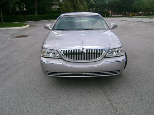 Lincoln Town Car 2010 photo 3