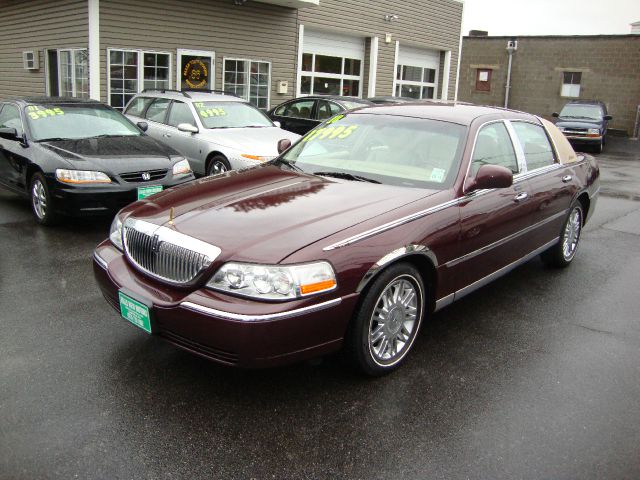 Lincoln Town Car 2010 photo 1