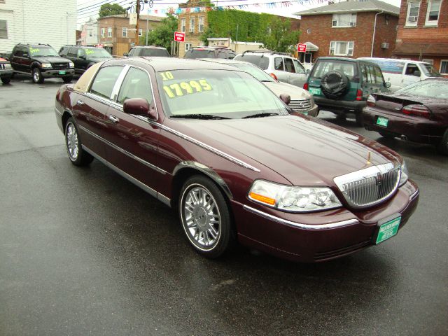 Lincoln Town Car 2010 photo 2