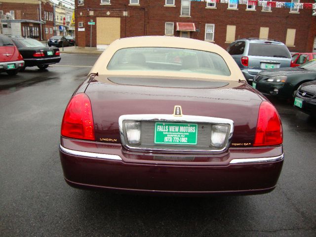 Lincoln Town Car 2010 photo 3