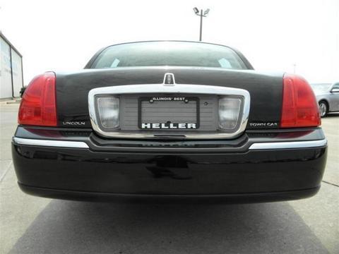 Lincoln Town Car 2010 photo 2