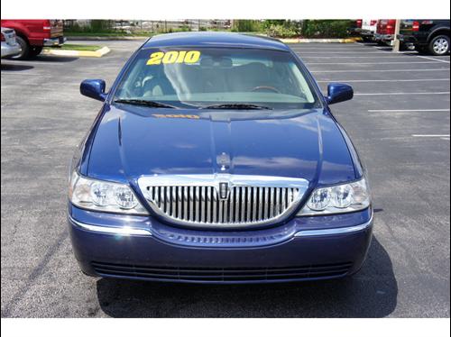 Lincoln Town Car 2010 photo 3