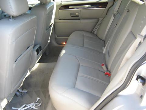 Lincoln Town Car 2010 photo 1