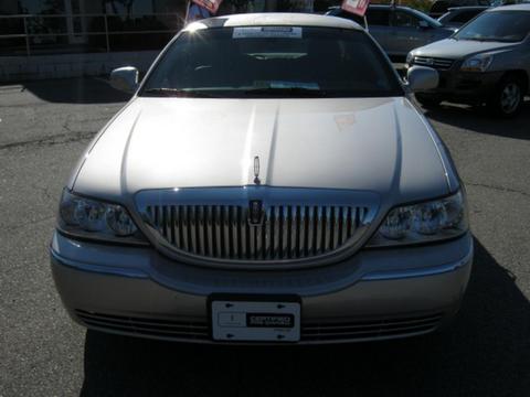 Lincoln Town Car 2010 photo 2