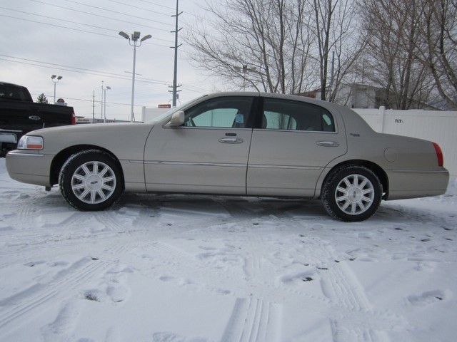 Lincoln Town Car 2010 photo 2