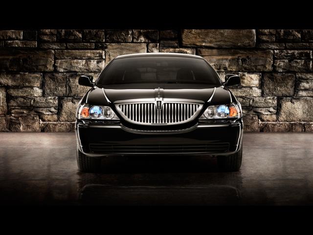 Lincoln Town Car 2011 photo 1