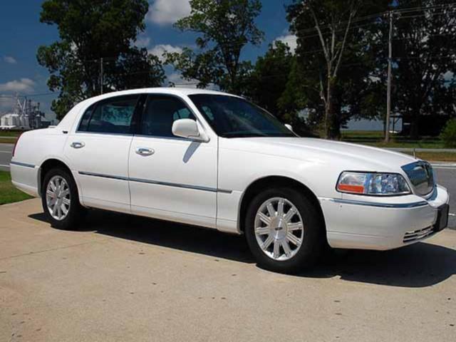 Lincoln Town Car 2011 photo 2