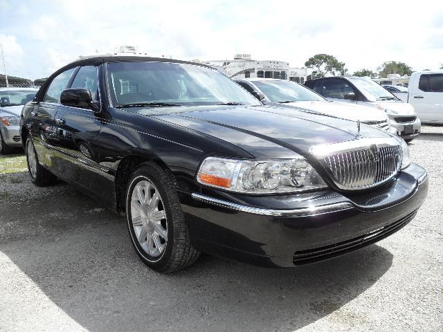 Lincoln Town Car 2011 photo 3