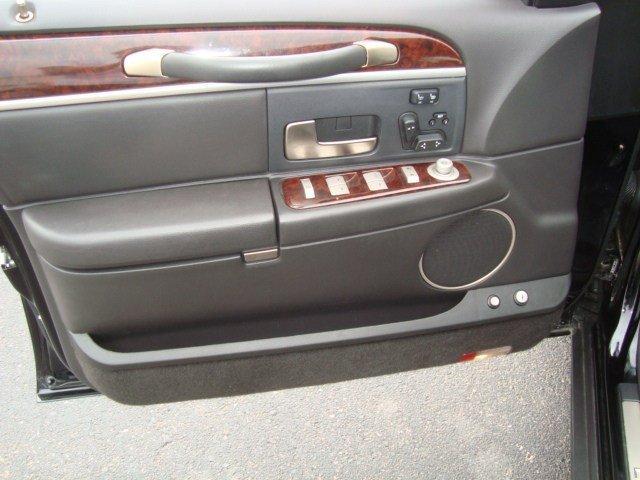 Lincoln Town Car 2011 photo 4