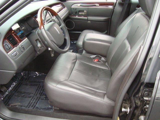 Lincoln Town Car 2011 photo 5