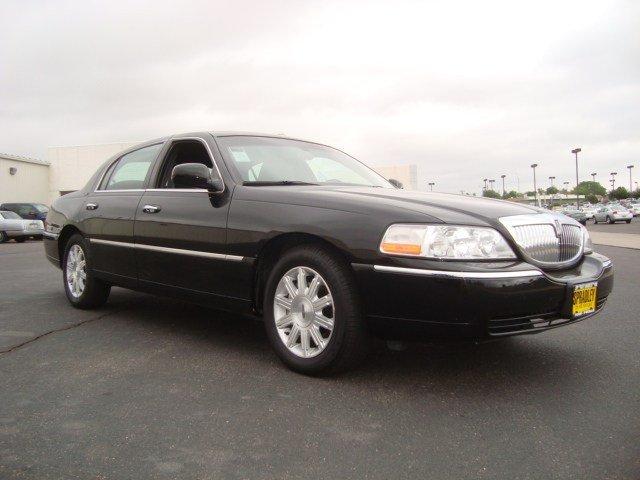 Lincoln Town Car 2011 photo 2