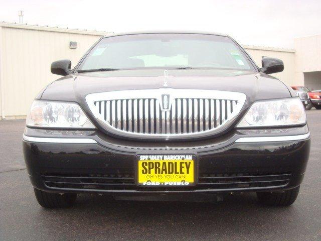 Lincoln Town Car 2011 photo 3