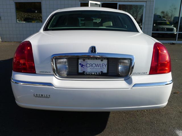 Lincoln Town Car 2011 photo 3