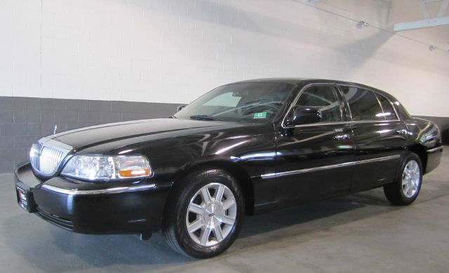 Lincoln Town Car 2011 photo 1