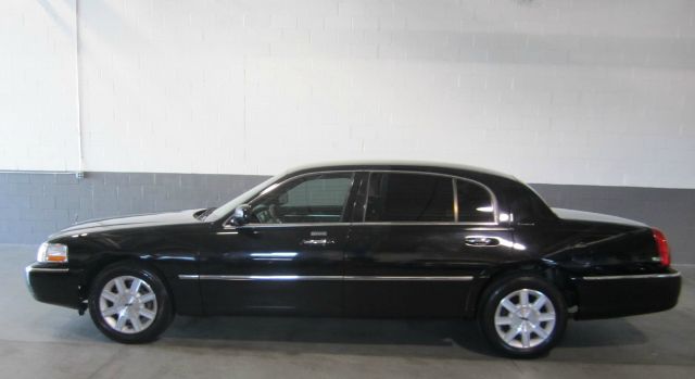 Lincoln Town Car 2011 photo 4