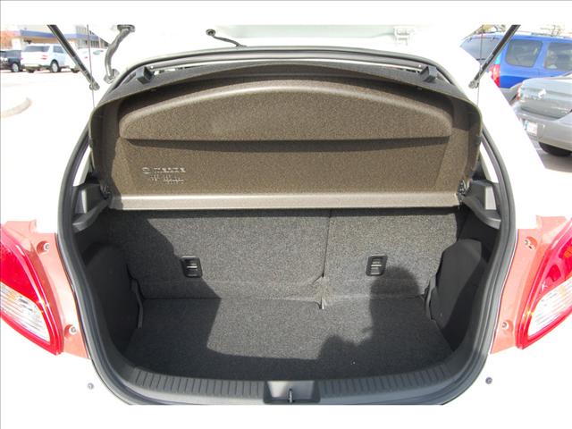 Mazda 2 2011 photo 2