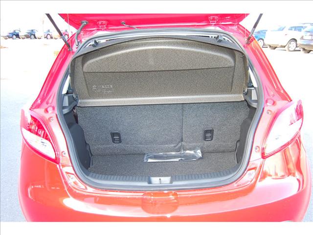 Mazda 2 2011 photo 3