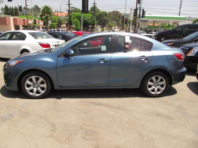 Mazda 3 2011 photo 2