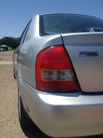 Mazda Protege 2001 photo 2