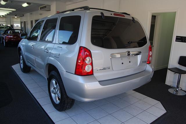 Mazda Tribute 2006 photo 2