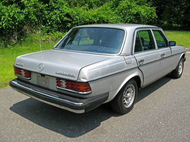 Mercedes-Benz 300 1983 photo 2